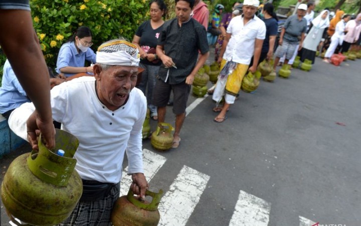 Warga antre untuk membeli gas elpiji 3 kg saat pelaksanaan operasi pasar di kawasan Legian, Badung, Bali, Kamis (27/7/2023) (foto: ant)