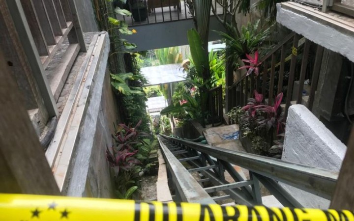 Polisi memasang police line di sekitar tempat lift di Ayu Terra Resort Ubud setelah insiden tewasnya lima orang karyawan (foto: gemabali/ antara)