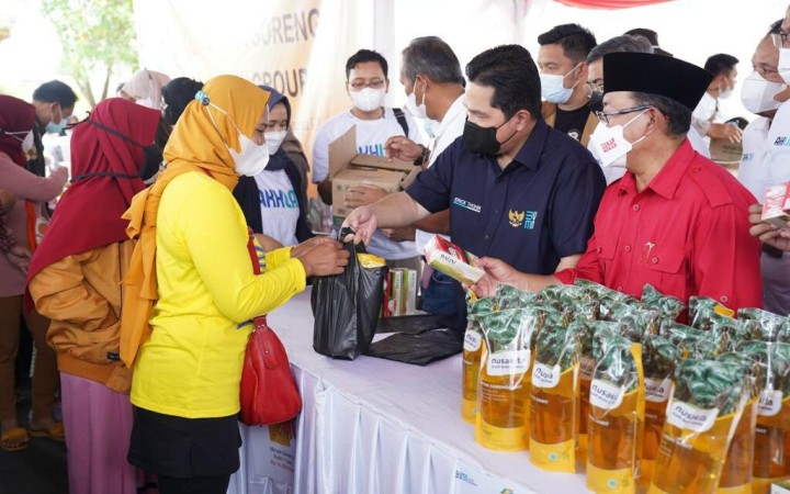 Menteri BUMN Erick Tohir bersama Pemkab Cianjur dan PTPN VIII dalam kegiatan bazar murah di Cianjur, Jawa barat