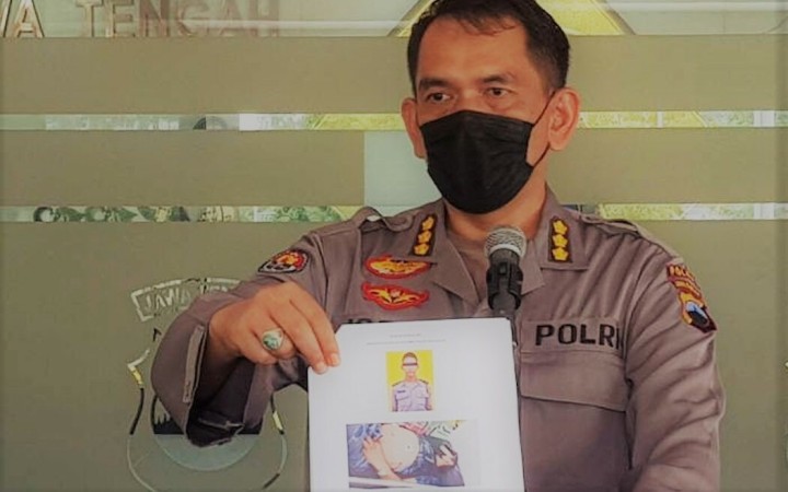 Kabid Humas Polda Jateng Kombes Pol.Iqbal Alqudusy saat menunjukkan gambar oknum anggota Polres Wonogiri yang merupakan pelaku pemerasan di Semarang