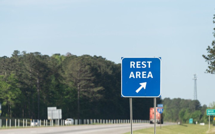 Ilustrasi: petunjuk tempat istirahat atau rest area