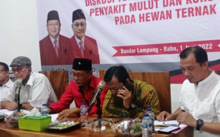 Diskusi tentang Penanggulangan Penyakit Mulut dan Kuku (PMK) pada hewan ternak di Bandar Lampung, Kamis (2/6/2022). Diskusi digelar oleh DPD PDI Perjuangan Lampung.