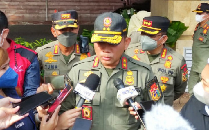 Satuan Polisi Pamong Praja (Satpol PP) Kota Surabaya menyegel dan menghentikan kegiatan operasional gerai Holywings pada Selasa (28/6/2022).