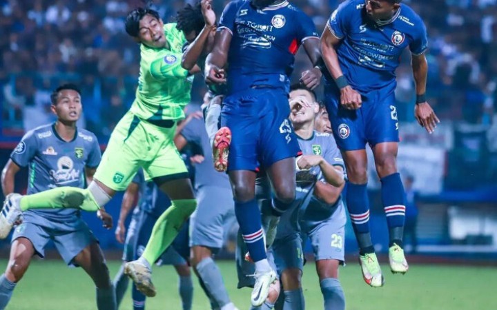 "Arema FC menyampaikan duka mendalam atas musibah di Kanjuruhan. Manajemen Arema FC turut bertanggung jawab untuk penanganan korban baik yang telah meninggal dunia dan yang luka-luka," kata Ketua Panpel Arema FC, Abdul Haris pada Minggu (2/10/2022).