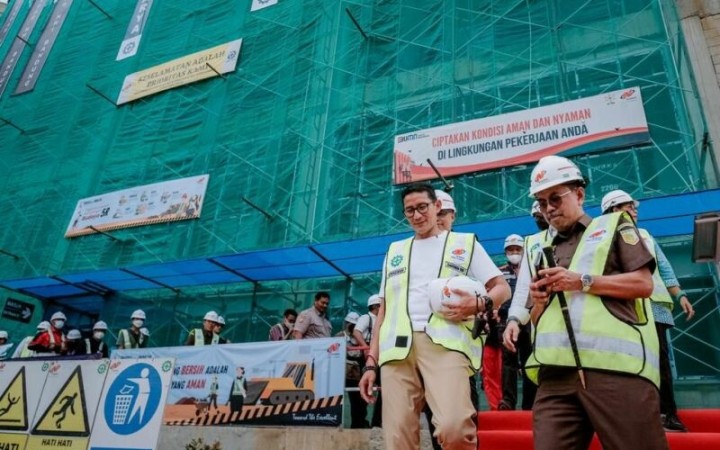 Sandiaga Uno dalam kegiatan "Topping Off Gedung Kuliah Praktik Terpadu Jurusan Hospitality Kampus Poltekpar NHI Bandung”