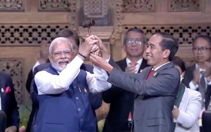 Presiden Joko Widodo (kanan) menyerahkan palu kepemimpinan G20 kepada Perdana Menteri India Narendra Damodardas Modi (kiri) pada penutupan Working Session 3 KTT G20 Indonesia 2022 di Nusa Dua, Bali, Rabu (16/11/2022). (ist)