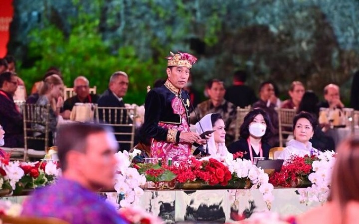 presiden Jokowi saat jamuan makan malam KTT G20 di Garuda Wisnu Kencana (GWK) Badung, Bali, Selasa (15/11/2022) malam. (ist)