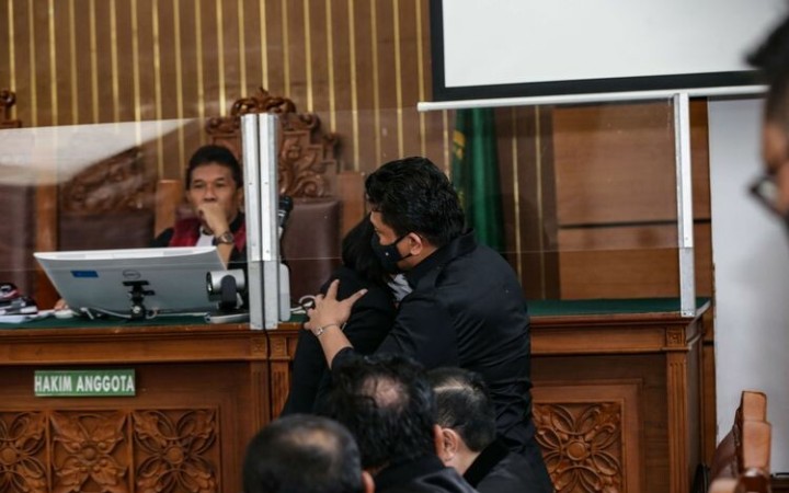 Momen pasangan terdakwa Ferdy Sambo dan Putri Candrawathi dalam sidang lanjutan di Pengadilan Negeri (PN) Jakarta Selatan, Selasa