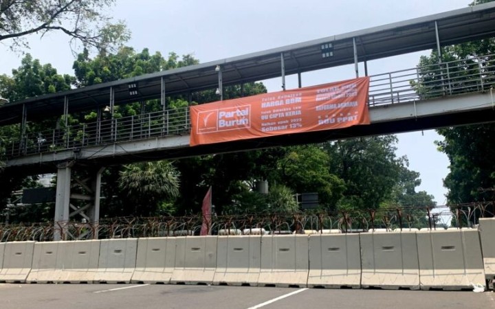 Dokumentasi - Polda Metro Jaya menutup Jalan Medan Merdeka dari arah Bunderan Patung Kuda menuju Harmoni dan sebaliknya dalam rangka pengamanan demo buruh di Jakarta Pusat pada Rabu (12/10/2022). (ant)