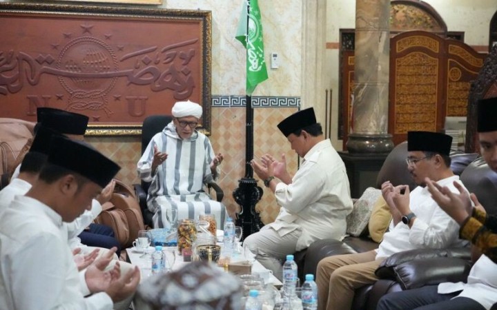 KH Miftachul Akhyar memimpin doa saat menerima kunjungan Menhan Prabowo Subianto beserta rombongan di kediamannya, Ponpes Miftachus Sunnah, Surabaya,Jawa Timur, Minggu (6/10/2022). (ant)