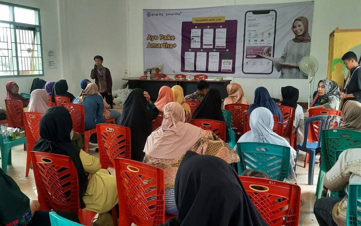 "Mitra yang sebelumnya menjalankan usaha rumah makan, warung kelontong, warung kopi, dan lain-lain, kini bisa memberikan layanan pembayaran digital di desanya lewat aplikasi. Pelanggan mereka tidak perlu jauh-jauh pergi ke kantor pelayanan lagi, karena pembayaran online bisa dilakukan di mitra binaan Amartha yang ada di desa,” kata Senior Business Development Lead Amartha, Aditya Pratomo di Jakarta belum lama ini.