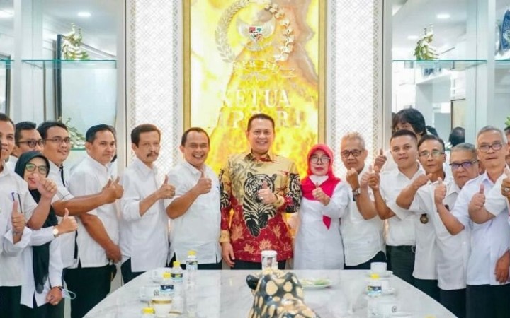 Ketua MPR RI Bambang Soesatyo menerima perwakilan kepala desa dari Kabupaten Purbalingga, Jakarta, Kamis (1/12/2022). (ant)