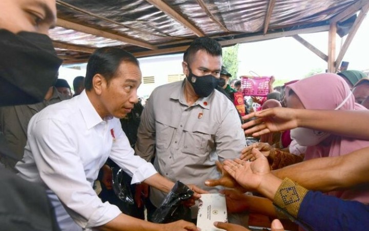 Presiden Joko Widodo menyerahkan bantuan modal kerja kepada para pedagang kaki lima (PKL) dan bantuan tunai langsung kepada para pedagang Pasar Sila, Kabupaten Bima, Nusa Tenggara Barat (NTB), Kamis (29/12/2022). (ant)