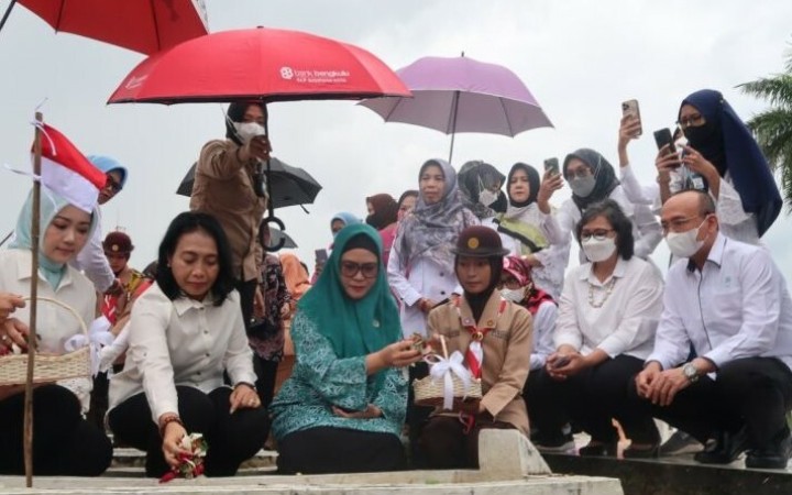 Menteri PPPA Bintang Puspayoga (kedua kiri) menaburkan bunga ke atas makam pejuang perempuan di Taman Makam Pahlawan (TMP) Balai Buntar, Kota Bengkulu, Provinsi Bengkulu, Rabu (21/12/2022). (ant)