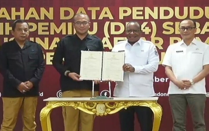 Wakil Menteri Dalam Negeri (Wamendagri) John Wempi Wetipo dan Ketua KPU RI Hasyim Asy'ari dalam acara penyerahan DP4 tersebut, di Kantor KPU RI, Jakarta, Rabu (14/12/2022). (ant)