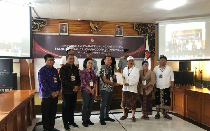 KPU Bali saat menerima kedatangan bakal calon DPD Pemilu 2024 yang menyerahkan syarat dukungan minimal I Wayan Geredeg di Denpasar, Selasa (27/12/2022). (ant)