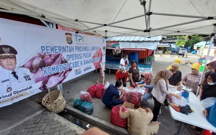 TPID Lampung operasi pasar cabai merah dan bawang merah di Pasar Wayhalim Bandar Lampung, Selasa (20/9/2022). (ist)