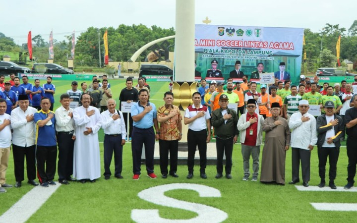 Jajaran Polda Lampung bersama TNI di Lampung   menggelar olahraga bersama di Lapangan Mapolda Lampung
