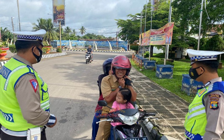 Polres Lampung Utara melakukan teguran dan himbauan lisan kepada para pelanggar lalu lintas