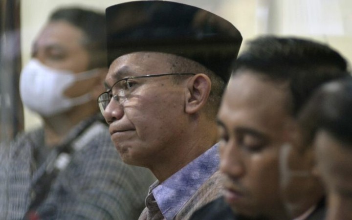 Terdakwa Andi Desfiandi mendengarkan keterangan saksi saat sidang di Pengadilan Tipikor Tanjungkarang, Bandar Lampung, Lampung, Rabu, (16/11/2022). (ant)