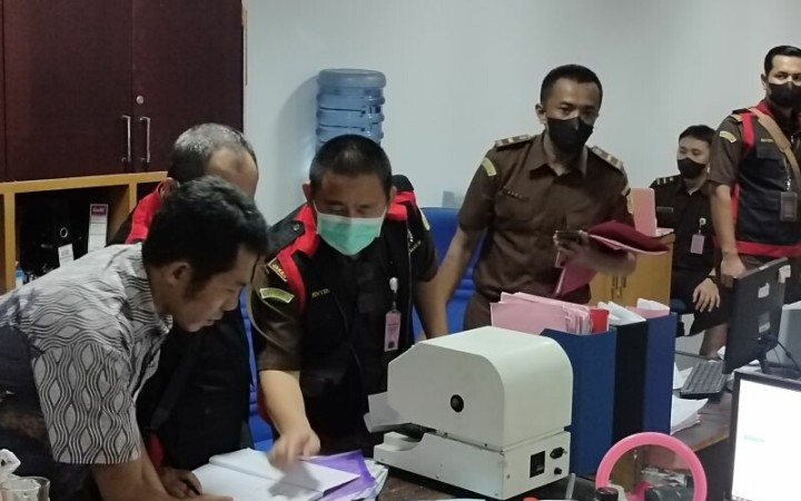 Tim Penyidik Kejati Lampung sedang menggeledah Kantor BPPRD Kota Bandarlampung terkait kasus pada DLH. Bandarlampung, Kamis (3/11/2022). (ant)