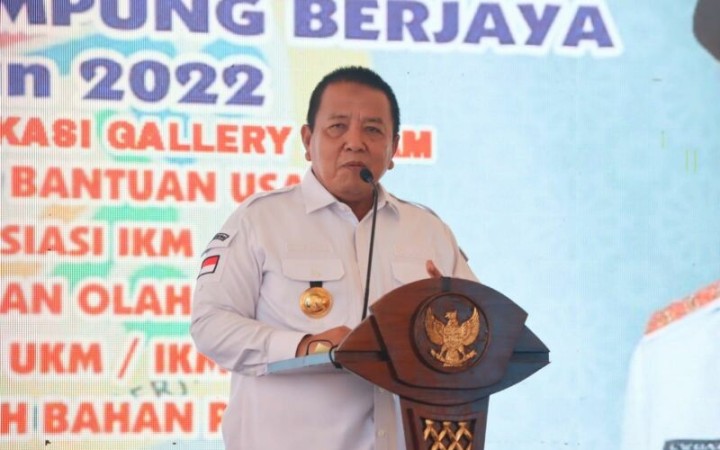 Gubernur Lampung Arinal Djunaidi pada acara semarak Usaha Kecil Menengah (UKM)/Industri Kecil Menengah (IKM) Lampung Berjaya 2022, di Bandarlampung, Rabu (28/12/2022). (ant)