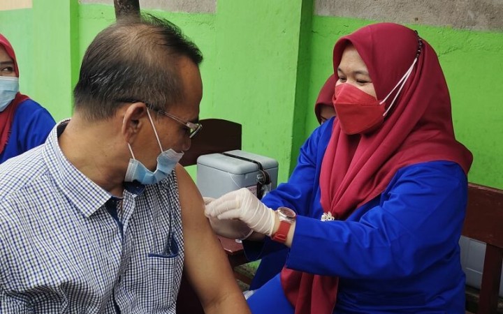 Tenaga Kesehatan sedang melakukan vaksinasi COVID-19. Bandarlampung, Jumat, (9/12/2022). (ant)