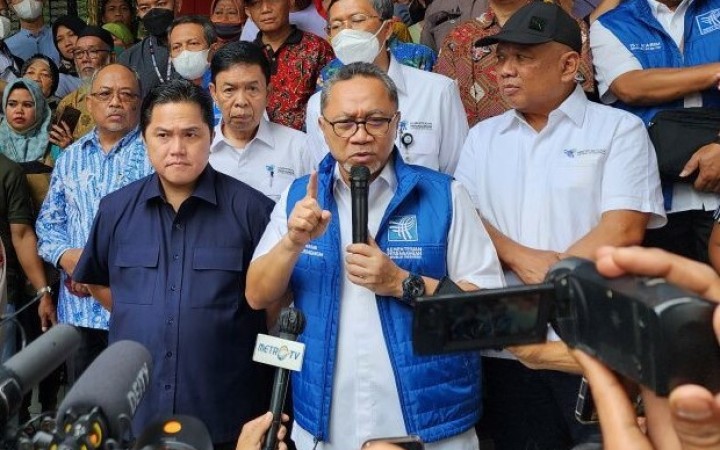 Menteri Perdagangan (Mendag) Zulkifli Hasan dan Menteri BUMN Erick Thohir saat kunjungan ke Pasar Rasamala Semarang, Jumat (2/12/2022). (ant)