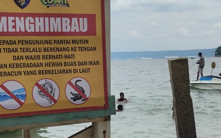 Informasi mengenai imbauan hewan berbahaya di laut, yang tertera di salah satu lokasi wisata pantai di Bandarlampung, Sabtu (31/12/2022). (ant)