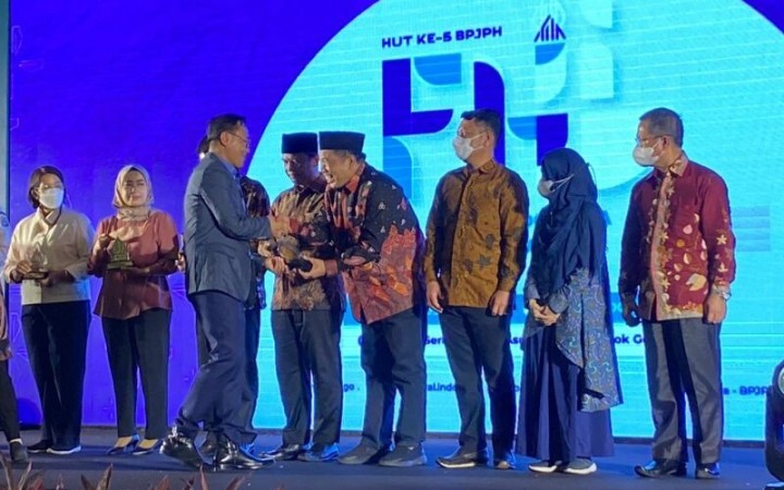 Ketua Satgas Halal Provinsi Lampung Marwansyah saat menerima penghargaan dari Kepala BPJPH Muhammad Aqil pada Penghargaan Satgas Layanan Jaminan Produk Halal Provinsi Teraktif Tahun 2022, Bandarlampung, Rabu (14/12/2022). (ant)
