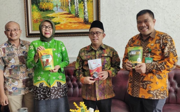 Kepala Kantor Kemenag Lampung Puji Raharjo (tengah) bersama satgas sertifikasi halal gratis (Sehati). Bandarlampung, Kamis, (1/12/2022). (ant)