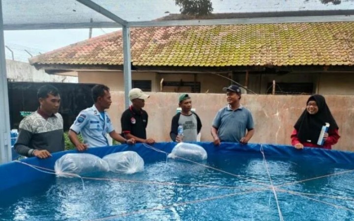 Narapidana Lembaga Pemasyarakatan (Lapas) Kelas IIA Kalianda mengolah budidaya ikan tawar menggunakan media kolam bioflok. Lampung Selatan, Senin, (12/12/2022). (ant)