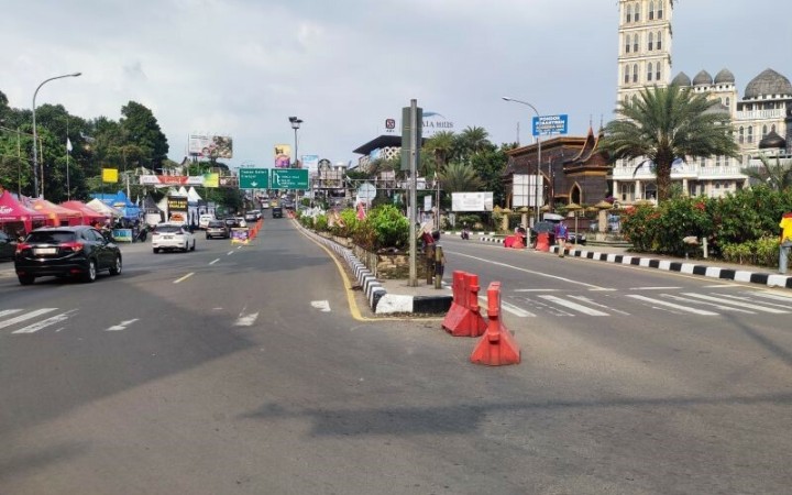 Kondisi lalu lintas di Simpang Gadog, Ciawi, Kabupaten Bogor, Jawa Barat, Jumat (21/4/2023)