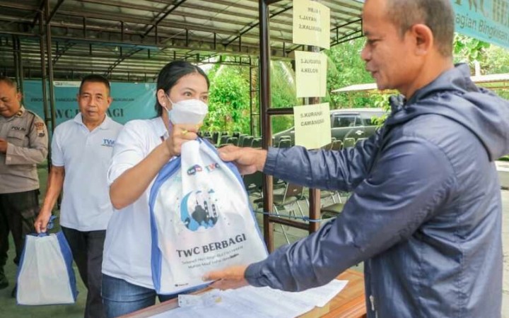 Seorang warga Borobudur menerima bantuan sembako dari PT TWC di Borobudur, Rabu