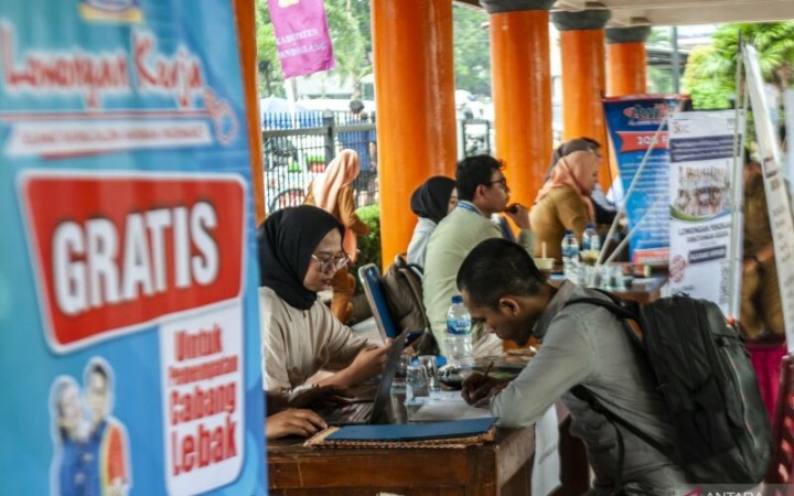 Calon pelamar kerja mengikuti tes wawancara di Alun-Alun Pandeglang, Banten, Senin