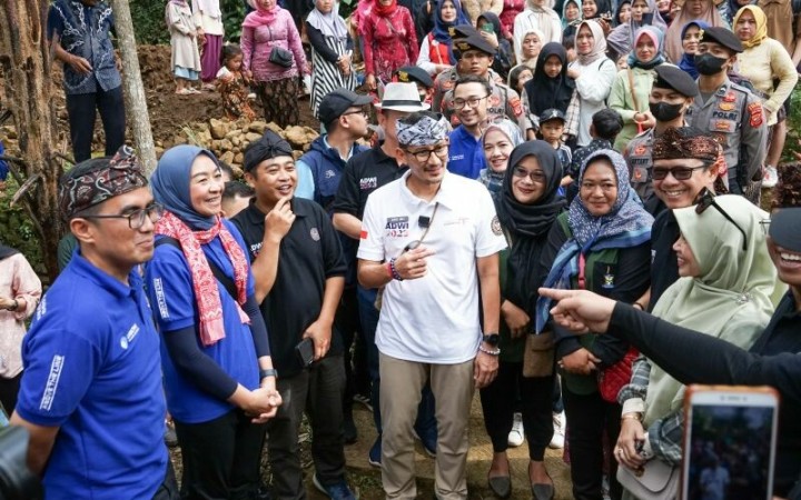 Menteri Pariwisata dan Ekonomi Kreatif Sandiaga Uno saat berkunjung ke desa wisata Cibeusi, Subang, Jawa Barat pada Jumat