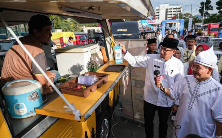 Menteri Pariwisata dan Ekonomi Kreatif/Kepala Badan Pariwisata dan Ekonomi Kreatif (Menparekraf/Kabaparekraf) Sandiaga Salahuddin Uno saat mengunjungi Bazaar Foodtruck Istiqlal