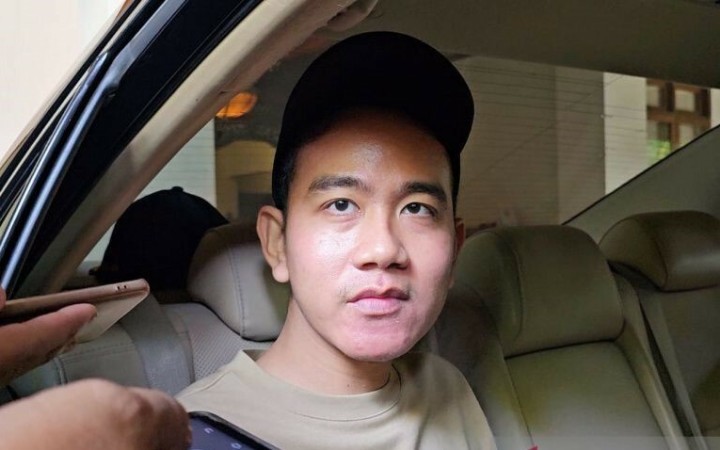 Wali Kota Surakarta Gibran Rakabuming Raka saat memberikan keterangan kepada wartawan di Solo, Jumat (28/4/2023). (ant)