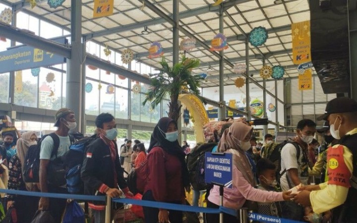 Para pemudik tengah mengantre untuk pemeriksaan tiket dan identitas oleh petugas di pintu masuk keberangkatan Stasiun Pasar Senen, Jakarta, Minggu (16/4/2023). (ant)