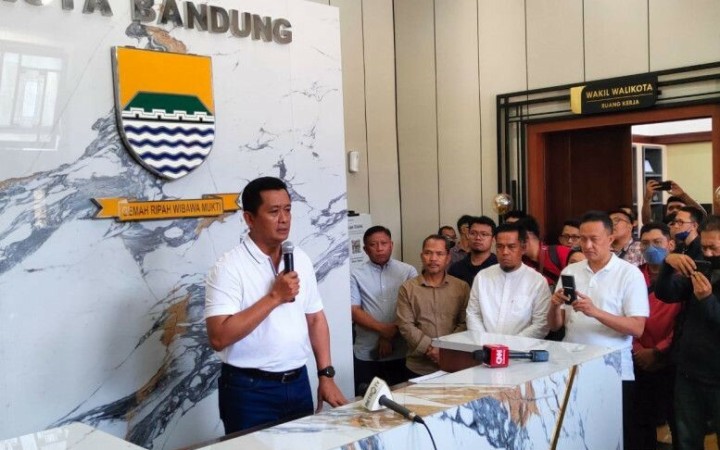 Sekretaris Daerah Kota Bandung Ema Sumarna di Gedung Wali Kota Bandung, Sabtu (15/4/2023), memberikan keterangan kepada awak media setelah Wali Kota Bandung Yana Mulyana ditangkap KPK. (ant)