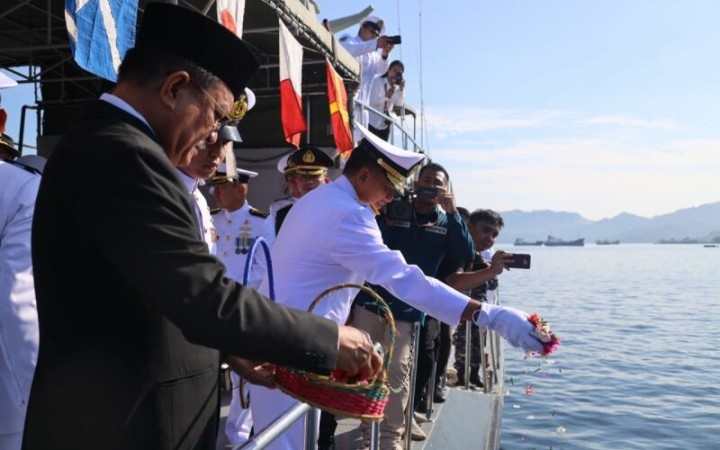 Komandan Lantamal VIII Laksamana Pertama TNI Nouldy Tangka dan Wali kota Bitung Maurits Mantiri, melakukan tabur bunga di Selat Lembeh dalam memperingati Hari Samudera 2023. (ant)