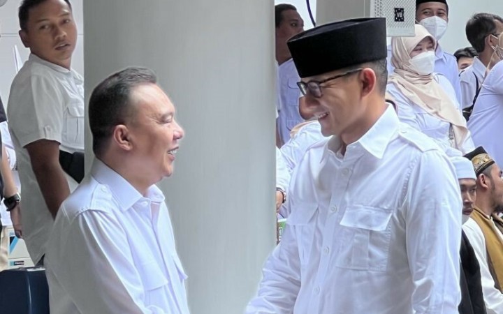 Wakil Ketua Dewan Pembina Partai Gerindra Sandiaga Uno (kanan) bersalaman dengan Ketua Harian DPP Partai Gerindra Dasco (kiri) di sekretariat bersama koalisi partai Gerindra dan PKB, Jakarta Pusat, Senin (23/1/2023). (ant)