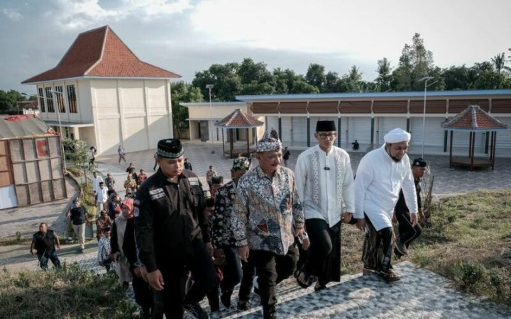 Menteri Pariwisata dan Ekonomi Kreatif Sandiaga Uno saat meresmikan pembangunan Kawasan Wisata Religi Sukorejo sekitar Pondok Pesantren Salafiyah Syafi’iyah di Situbondo, Jawa Timur, Sabtu (15/1/2023). (ant)