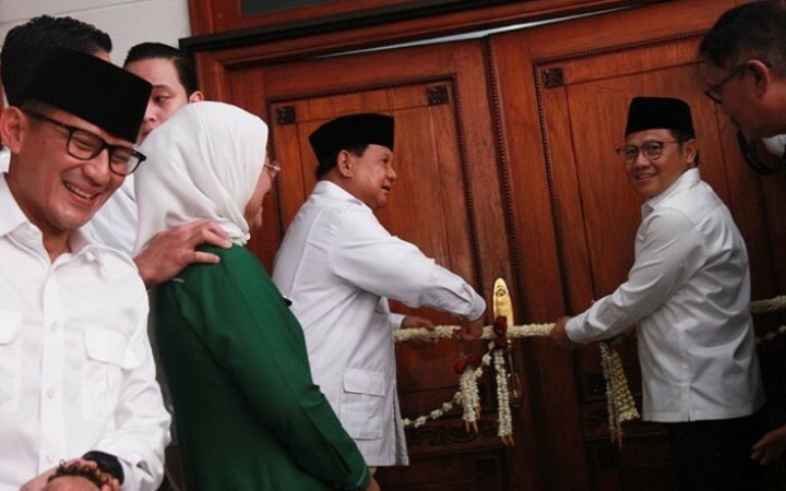 Ketua Umum Partai Gerindra Prabowo Subianto (ketiga kiri) dan Ketua Umum Partai Kebangkitan Bangsa (PKB) Muhaimin Iskandar (kedua kanan) menggunting pita saat membuka Sekretariat Bersama (Sekber) Partai Gerindra - PKB di Jakarta, Senin (23/1/2023). (ant)