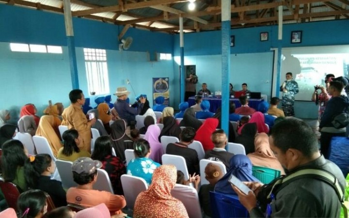 Lanal Kendari edukasi masyarakat pesisir di Desa Leppe, Kecamatan Soropia, Kabupaten Konawe, Sulawesi Tenggara dalam mencegah DBD, Kamis