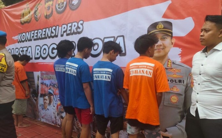 Para pelaku pengeroyokan dan pencurian dengan kekerasan di Jalan Pangrango di Kota Bogor, Jawa Barat saat jumpa pers ungkap kasus di Mapolresta Bogor, Senin
