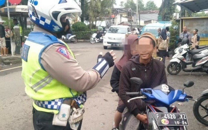 Personel Satlantas Polres Sukabumi Kota saat menegur pengendara sepeda motor yang melanggar aturan lalu lintas seperti tidak menggunakan helm keselamatan