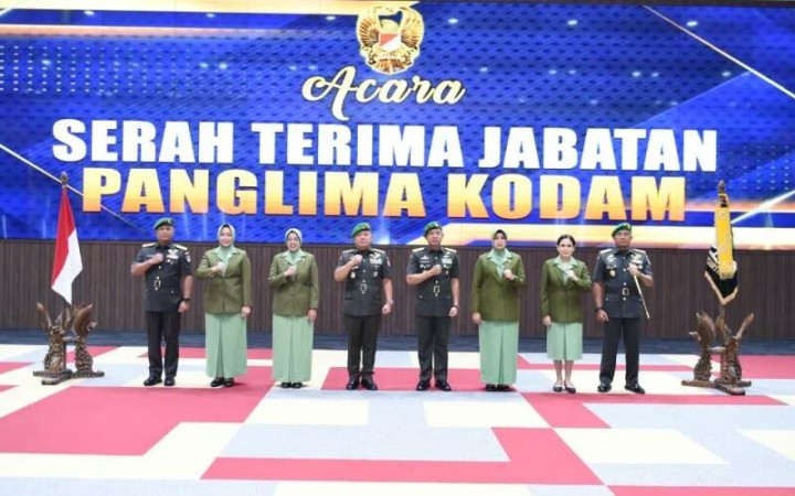 Kepala Staf Angkatan Darat (Kasad) Jenderal TNI Dudung Abdurachman memimpin sertijab Pangdam Jaya dan Pangdam Iskandar Muda di Mabesad, Jakarta, Jumat