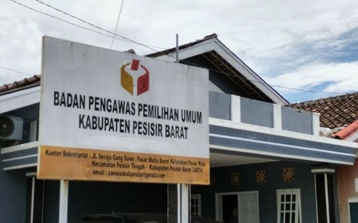 Kantor Badan Pengawas Pemilu (Banwaslu) Kabupaten Pesisir Barat, Lampung. (ant)