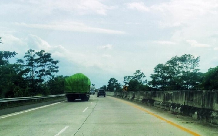 Ilustrasi- Kendaraan dengan muatan berlebih melintasi jalan tol Trans Sumatera. (ant)